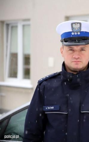 6-latka boso na śniegu szukała swojej mamy. Uratował ją policjant po służbie