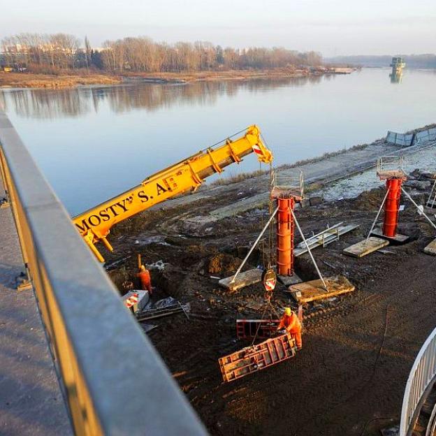 Warszawa: Rosną filary kładki pieszo-rowerowej
