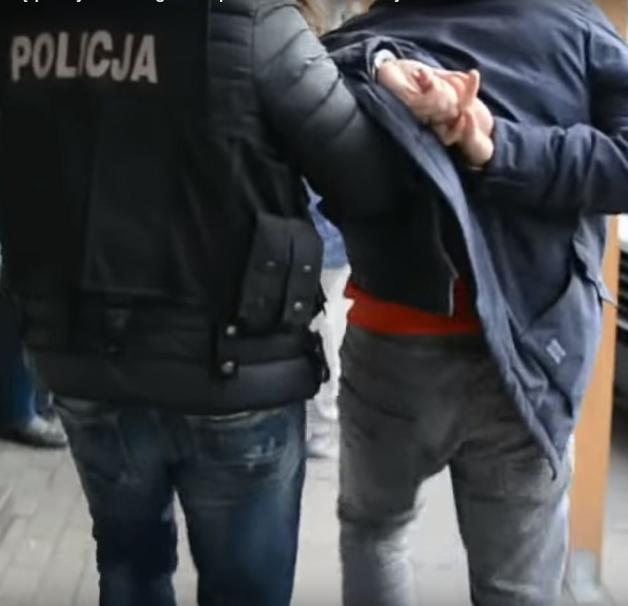 [VIDEO] Policjanci z Gdyni zatrzymali mężczyznę podejrzewanego o napaść na tle seksualnym