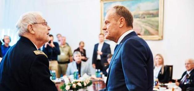[VIDEO] O potrzebie pełnej mobilizacji i przemyślanego patriotyzmu Donald Tusk na spotkaniu z  z weteranami – żołnierzami 2. Korpusu Polskiego